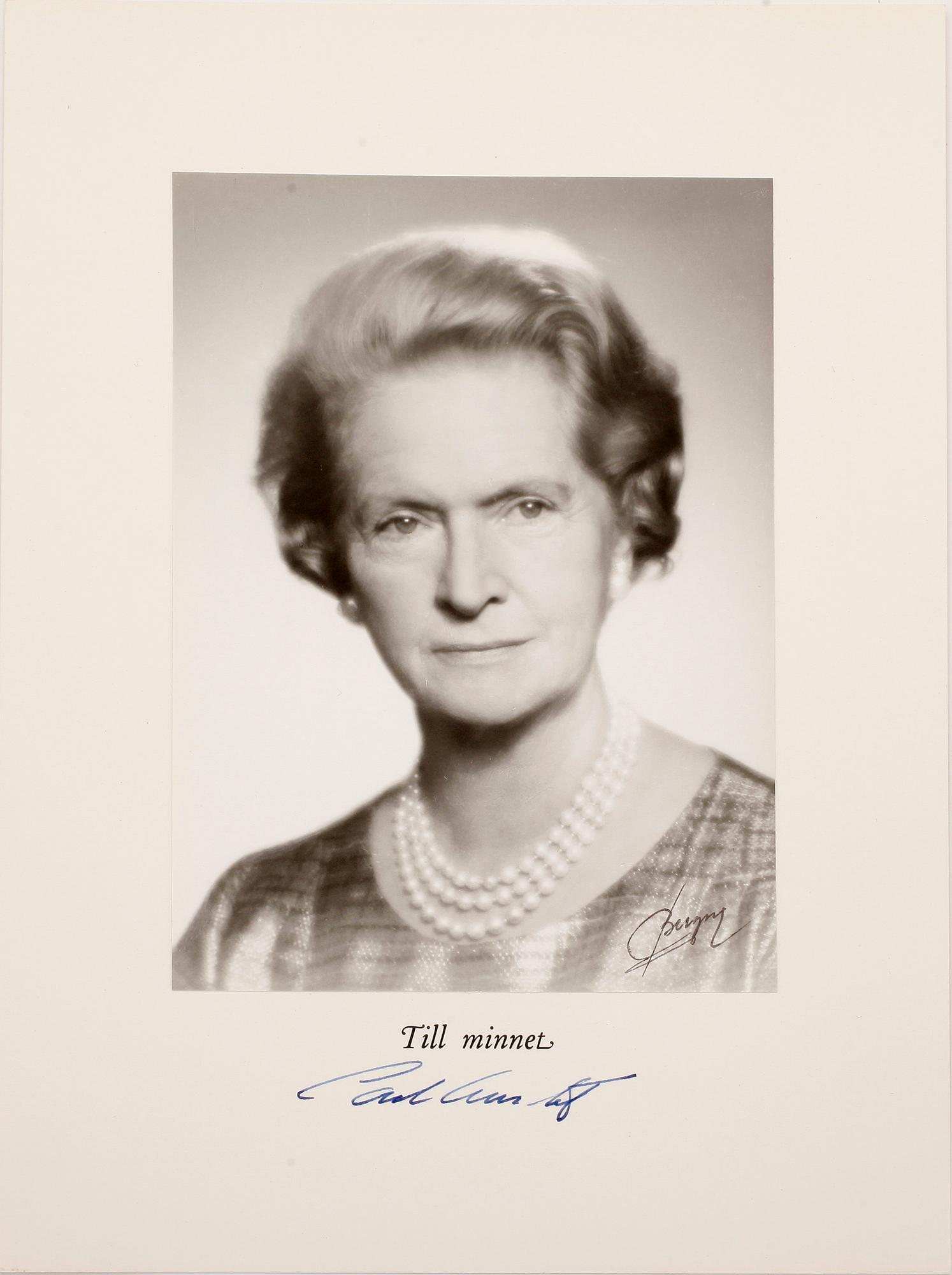 KUNGLIGA SIGNERADE FOTON, 3 st, Prinsessorna Birgitta och Desiré resp Sibylla med Kronprins Carl Gustafs namnteckning.