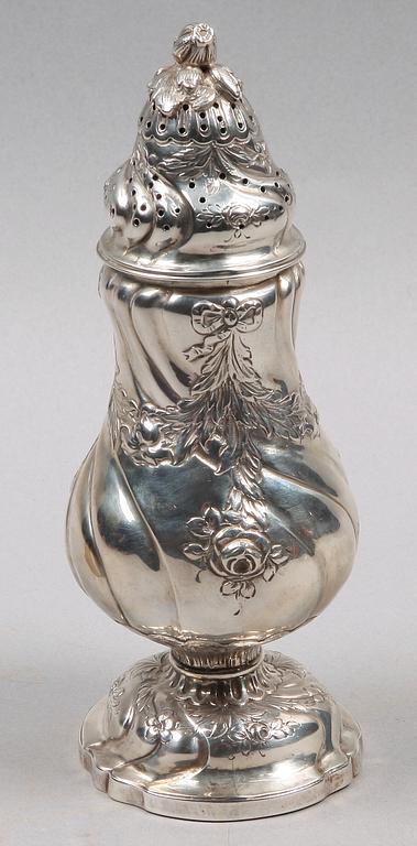 SOCKERSTRÖARE, silver, rokokostil, Tyskland, 1800/1900-tal. Vikt: 220 g.