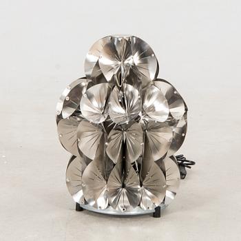 Lisa Hilland, bordslampa ur serien Glamrocks 2023.