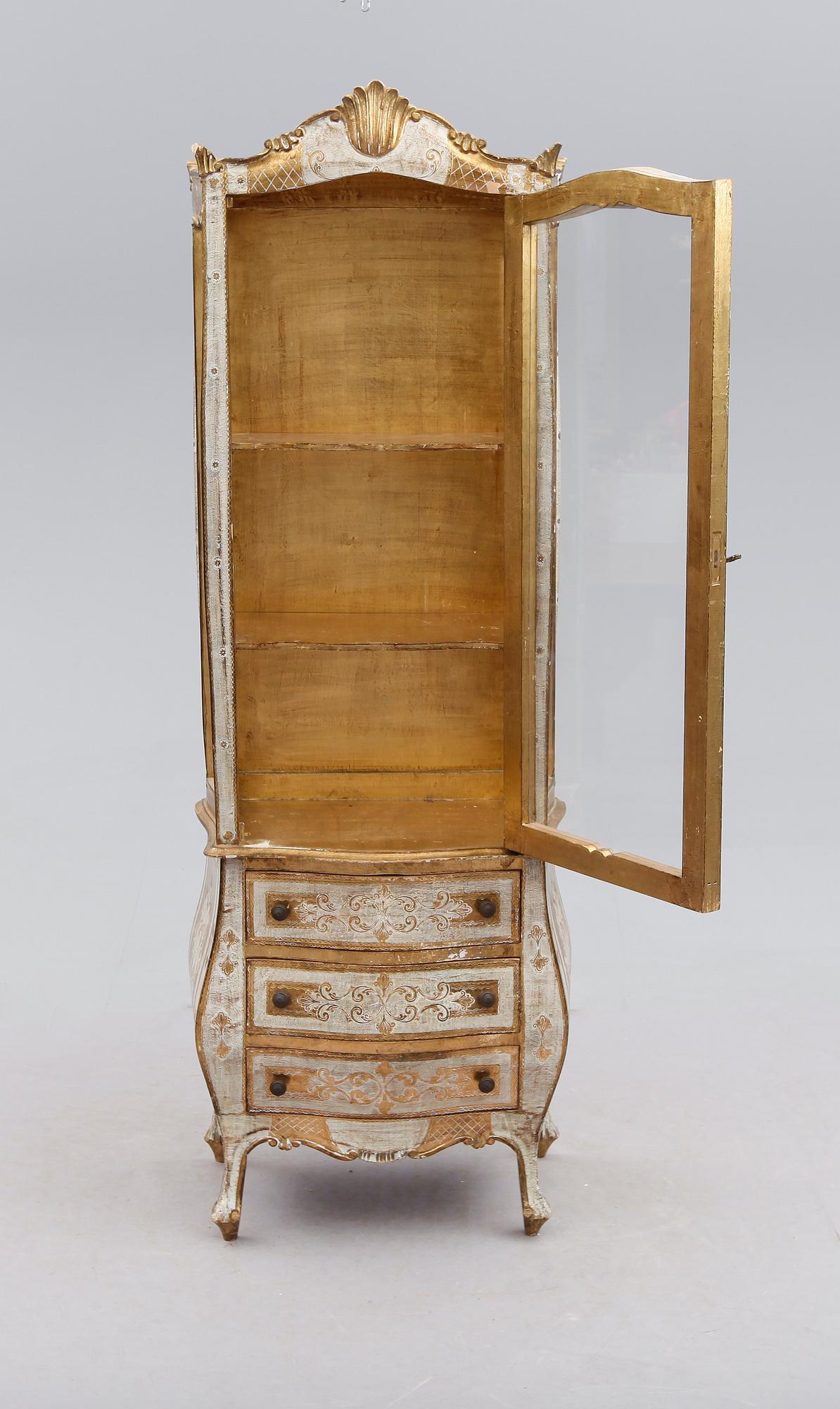 VITRINSKÅP, rokokostil, 1900-talets andra hälft.