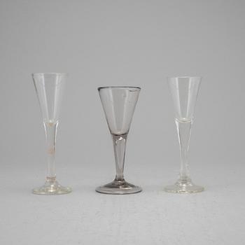 Spetsglas, tre stycken, 1+1+1, 1700-tal, samt omkring år 1800.