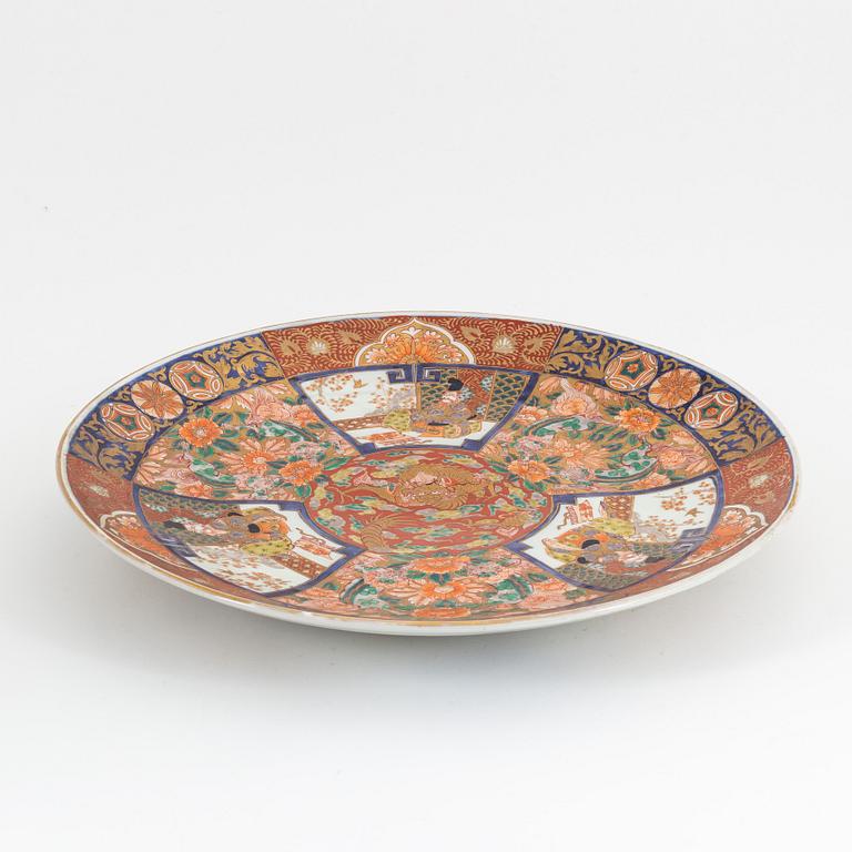 A large Japanese imari serving dish, 20th century.