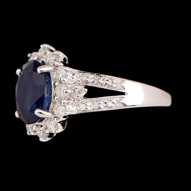 RING, 10 k vitguld, safir ca 3.15 ct. briljantslipade diamanter tot ca 0.70 ct.
