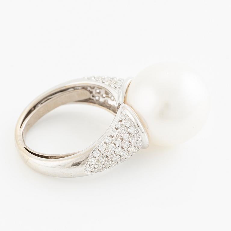 Ring, cocktail ring 18K white gold with a cultured South Sea pearl and brilliant-cut diamonds.