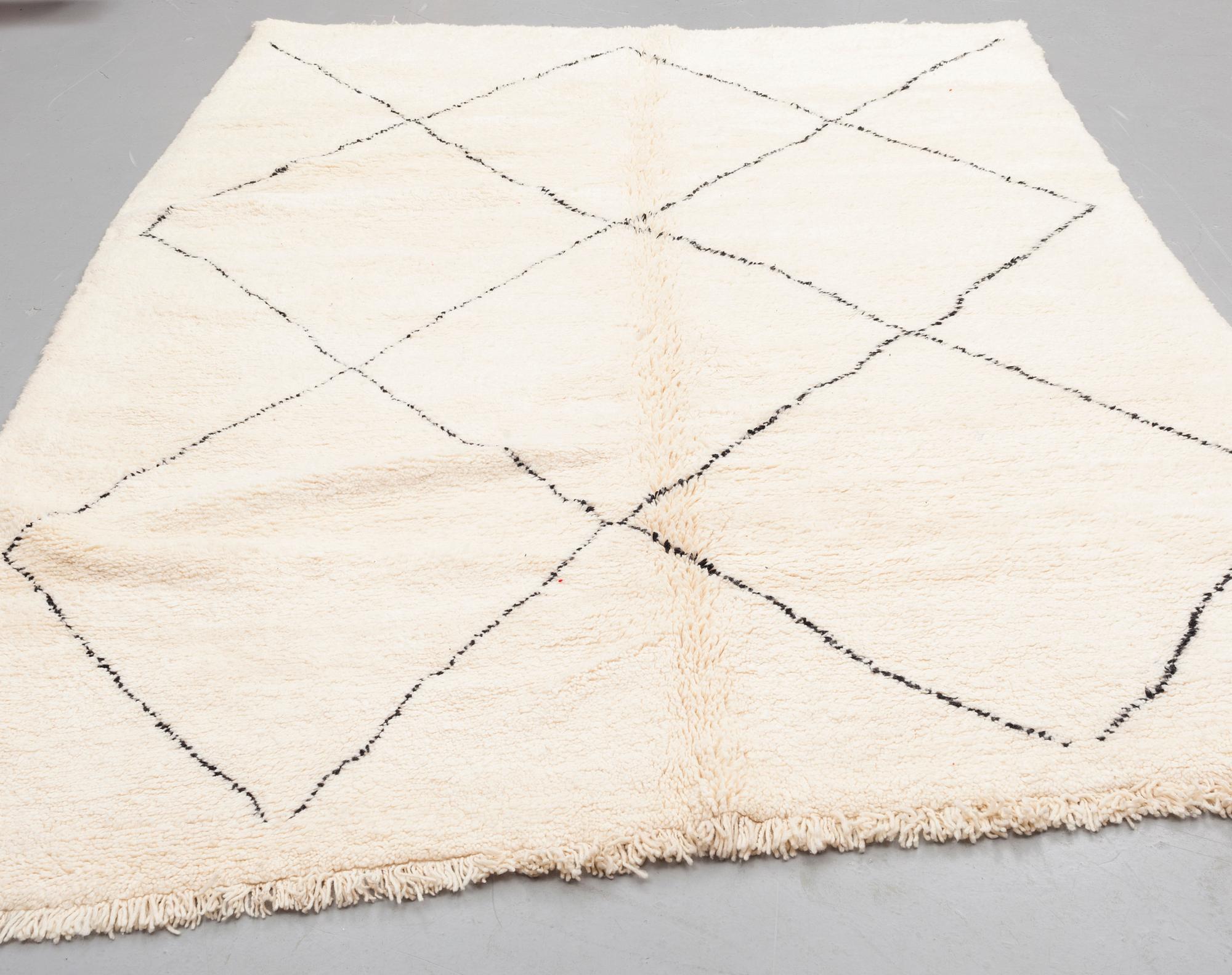 A Marockan carpet. Circa 293 x 223 cm.