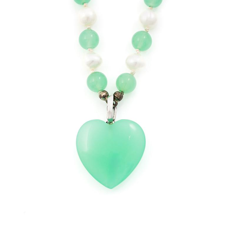 Collier med odlade pärlor och krysopras.