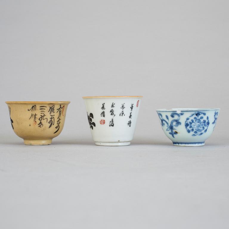 PARTI, sex delar, porslin. Qingdynastin och en senare vas med Kangxis märke.