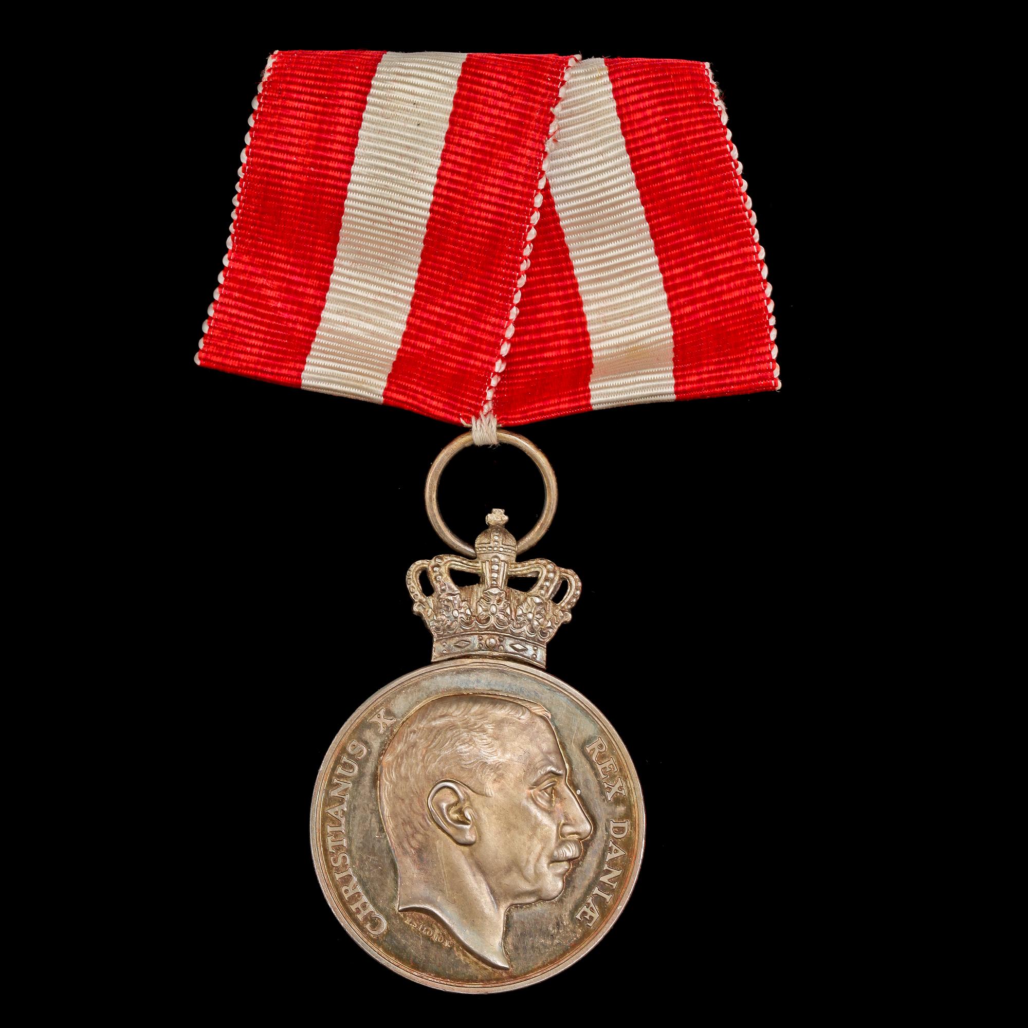 MEDALJER, 5 st, silver och emalj, Danmark, Norge och Sverige, 1900-tal. Tot vikt 44 g.