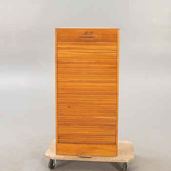 A 1940/50s oak filing cabinet.