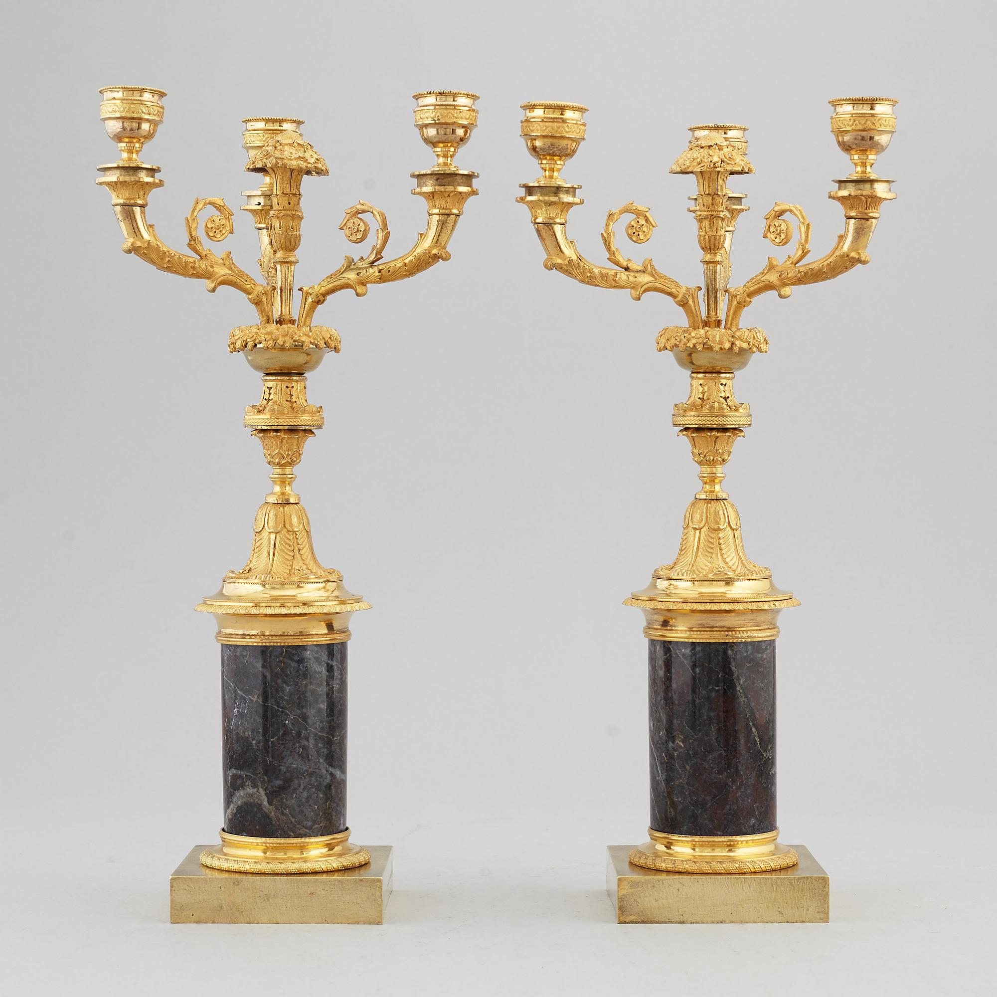 KANDELABRAR, ett par, förgylld brons och marmor, 1800-talets första hälft.