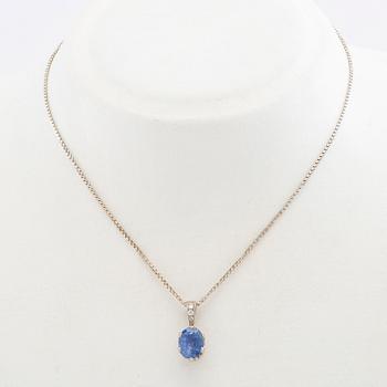 Hängsmycke, 18k vitguld med briljantslipade diamanter och safir.