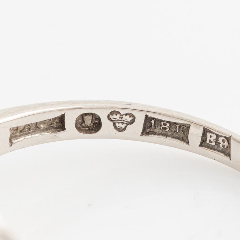 Ring 18K vitguld med en boutonformad pärla och gammalslipade diamanter.