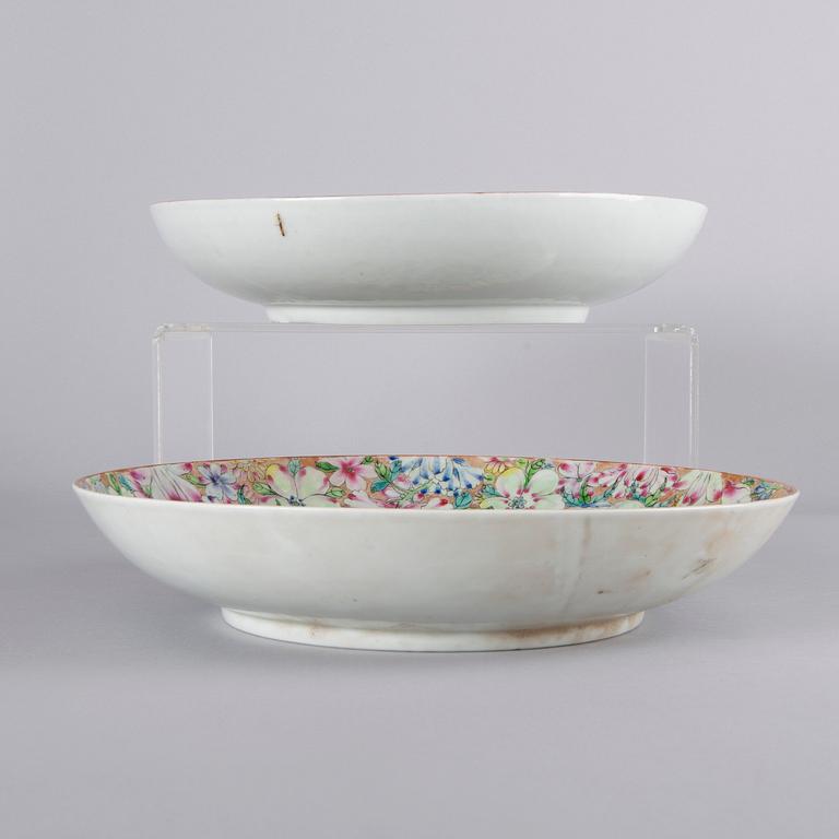 A pair of Chinese 20th century porcelain bowls.