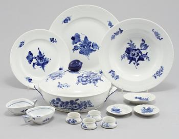 SERVISDELAR, 45 delar, "Blå blomst", Royal Copenhagen,  1900-talets andra hälft.