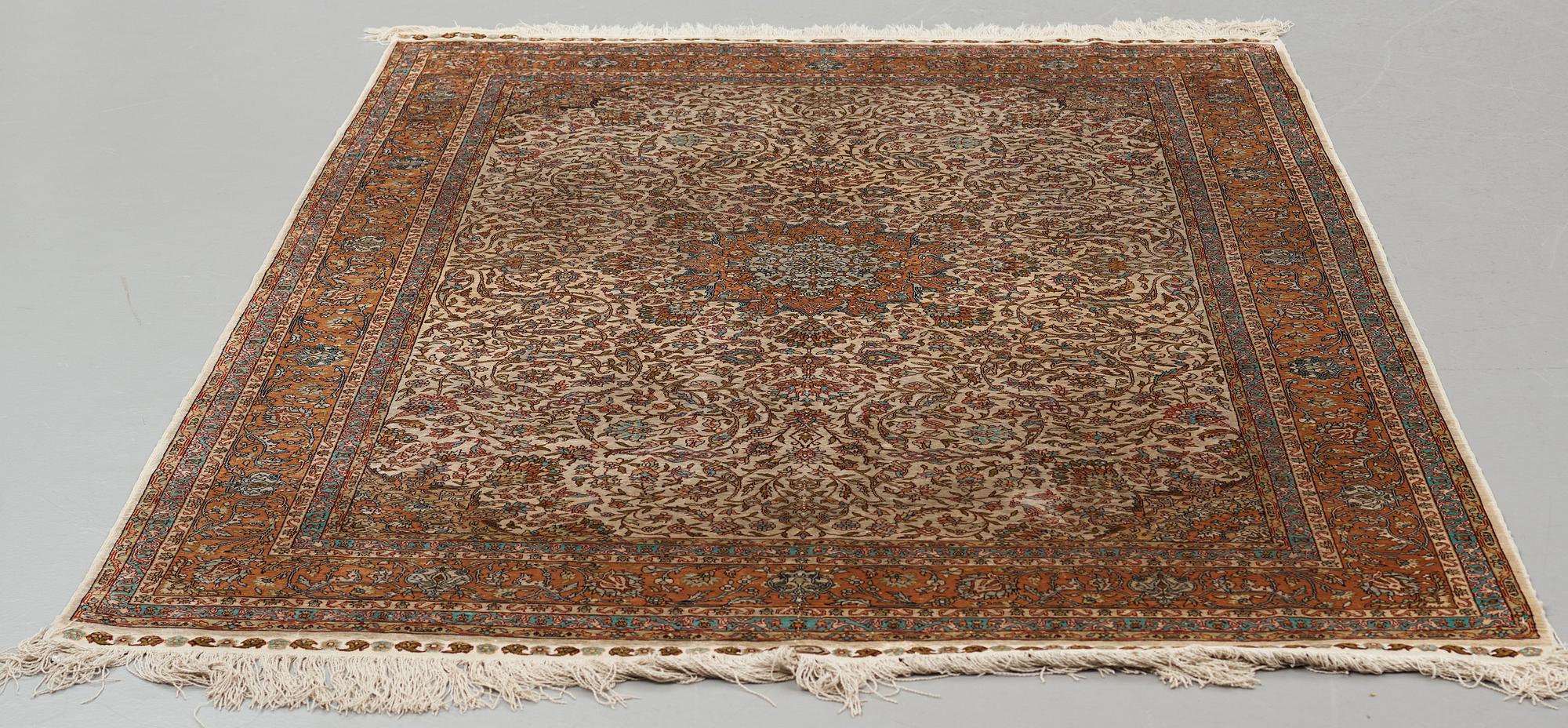Matto an old silk Turkey, ca 237,5 x 146,5 (as well as 3,5-4 cm flat weave at the ends).
