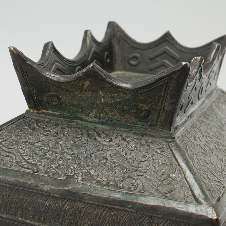 A bronze box with cover, Late Qing dynasty.