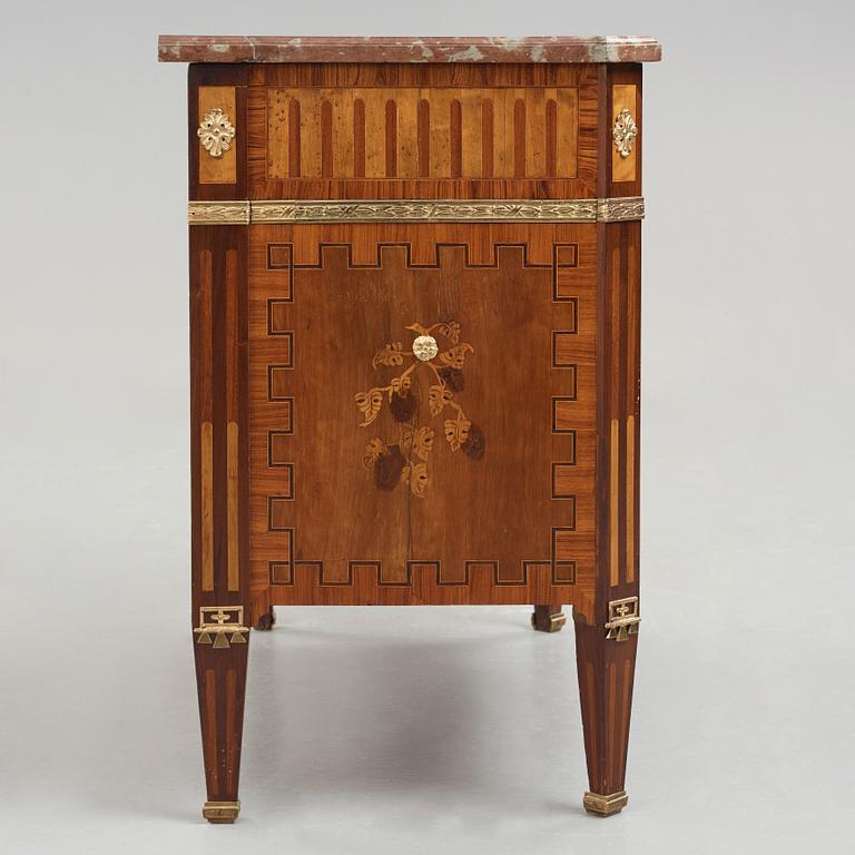 BYRÅ, i Carl Lindborgs art (mästare i Stockholm 1781-1808), gustaviansk, 1700-talets slut.