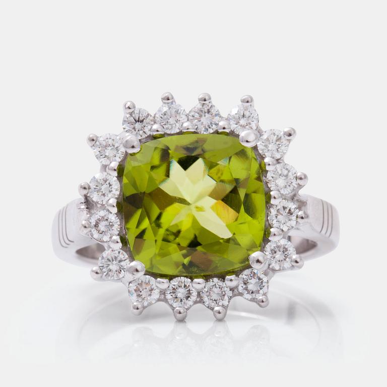 RING with peridot, circa 4.30 cts, and brilliant-cut diamonds. Total carat weight of diamonds circa 0.65 ct.