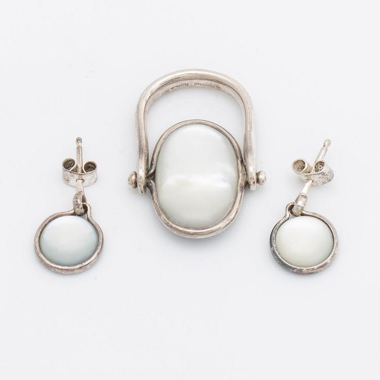 Vivianna Torun Bülow-Hübe ring och örhängen, sterling silver och abalone pärlemor.