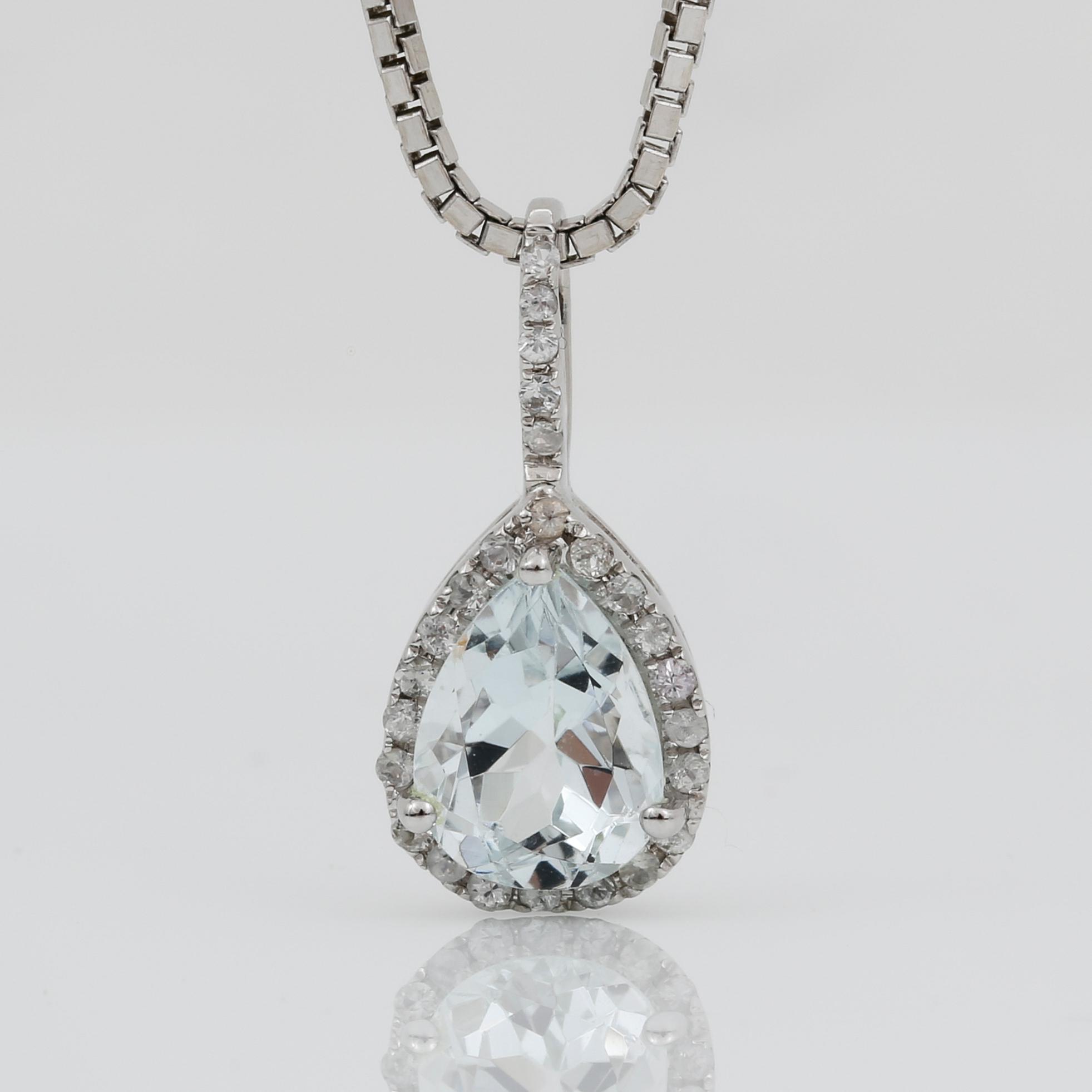 HALSSMYCKE, 18K vitguld med droppformad akvamarin  1,25 ct. Vikt 5,66 g.