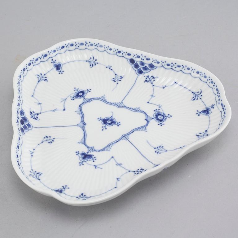 25 pieces of porcelain tableware from Royal Copenhagen, model "Musselmalet", 20th century.