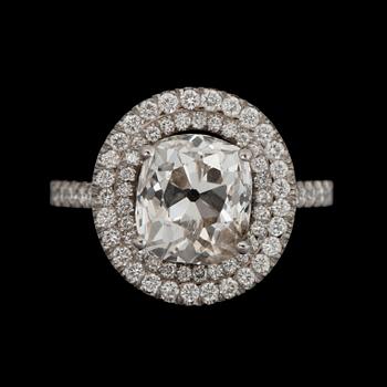 940. RING med gammalslipad diamant ca 3.10 ct, Kvalitet ca I-J/SI. samt mindre briljantslipade diamanter.