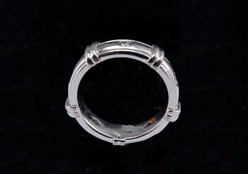 SORMUS, 5 briljanttihiottua timanttia 0.20 ct. A. Tillander Helsinki 2004. 18K valkokultaa. Paino 8,2 g.
