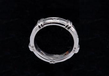 A RING, 5 brilliant cut diamonds c. 0.20 ct. A. Tillander Helsinki 2004. 18K white gold. Size 16-. Weight 8,2 g.