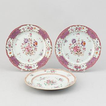 A pair of armorial dinner plates and a group of three odd famille rose plates, Qing dynasty, Qianlong (1736-95).