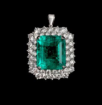 889. An important Colombian step cut emerald and diamond pendant, 32.31 cts, and 44 brilliant cut diamonds, tot. app. 8.70 cts.