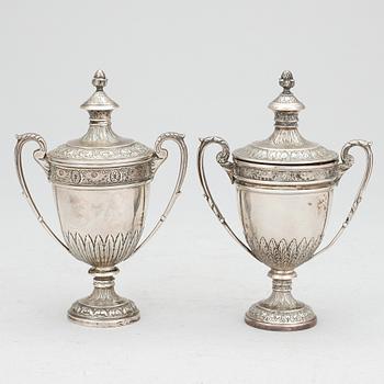 POKALER, ett par, silver, Mappin & Webb, Sheffield, 1935 & 1939. Vikt ca 186g.