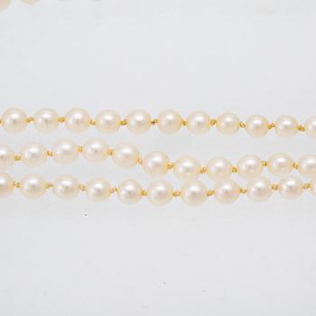 Halsband treradigt med odlade pärlor samt lås av 18K guld.