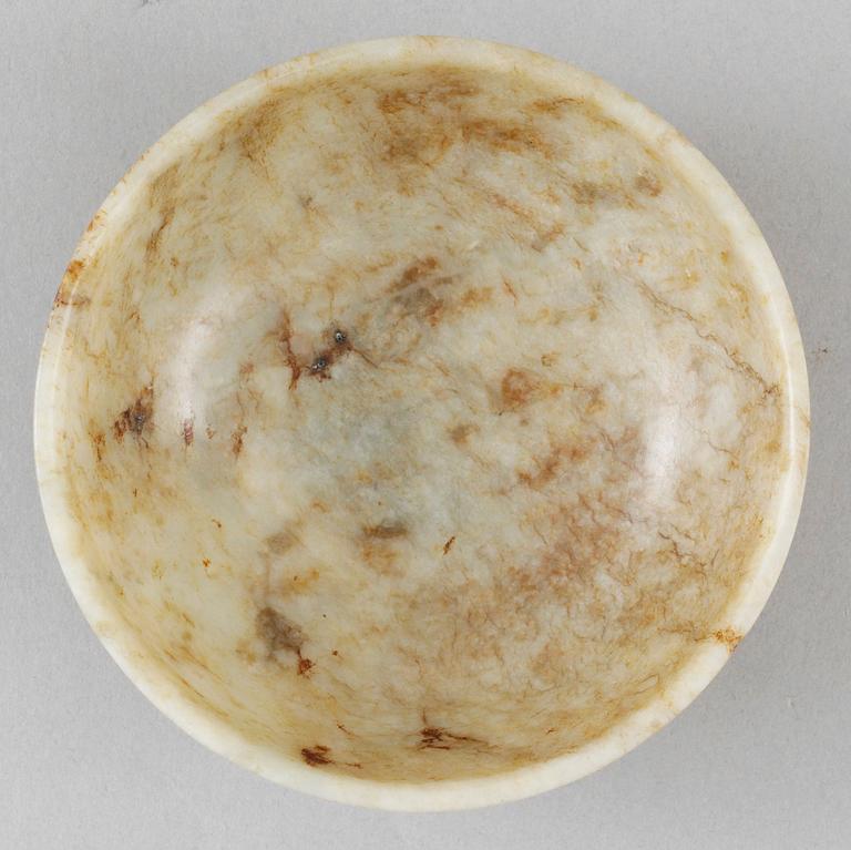 A carved nefrite bowl, Qing dynasty.