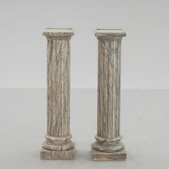 PIEDESTALER, ett par, gustaviansk stil, 1900-tal.