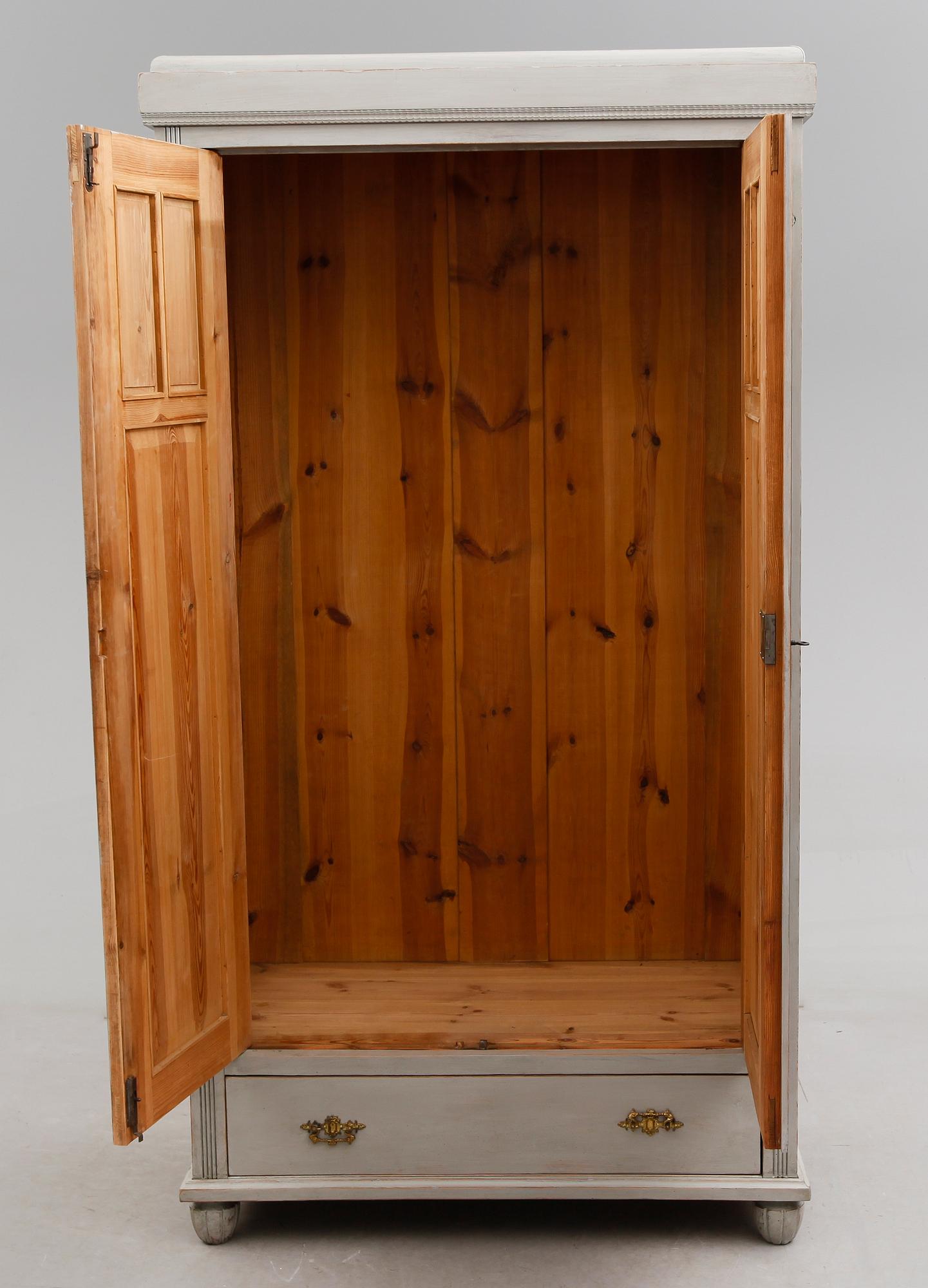 KLÄDSKÅP, omkring år 1900.