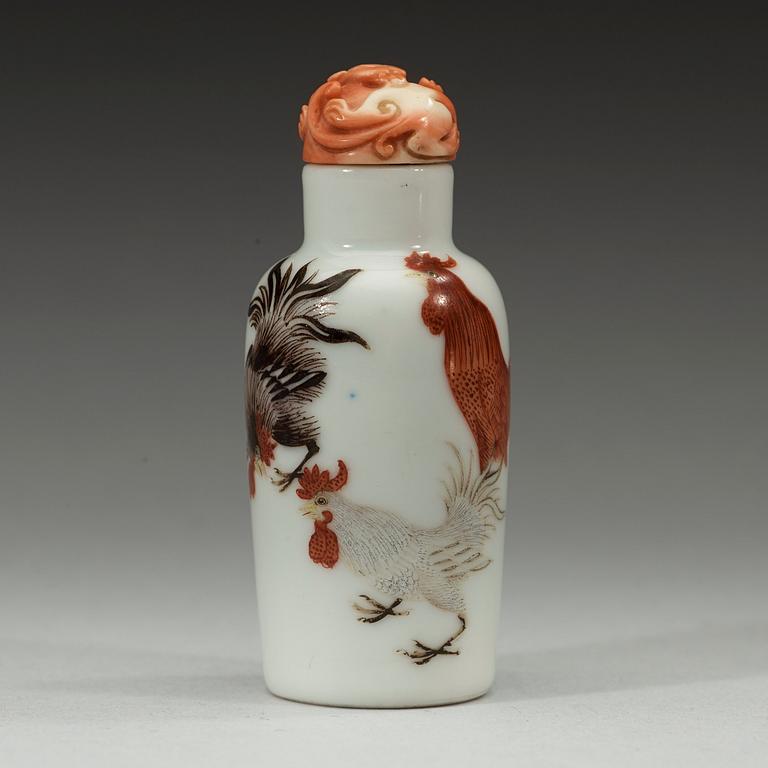 A porcelain snuff bottle, Qing dynasty, Guangxu six-character red mark and of the period (1875-1908).