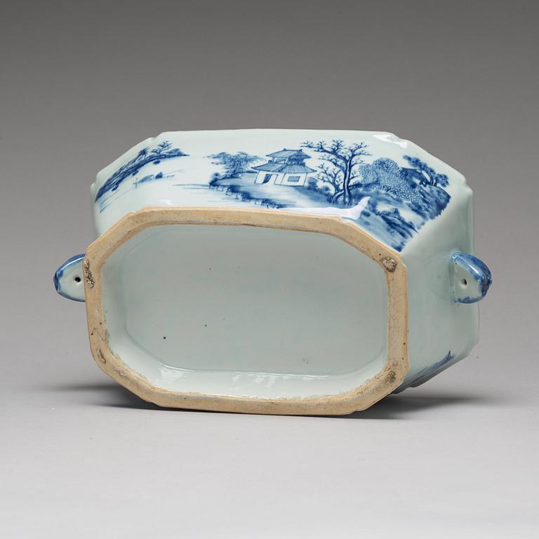 A blue and white tureen with cover and similar stand, Qing dynasty, Qianlong (1736-95).