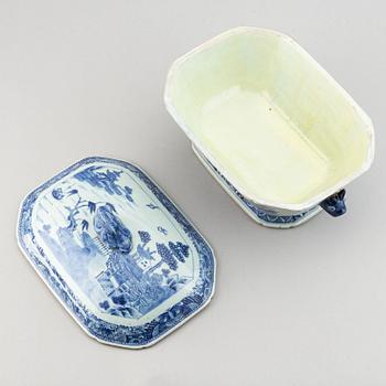 A blue and white tureen with cover, Qing dynasty, Qianlong (1736-95).