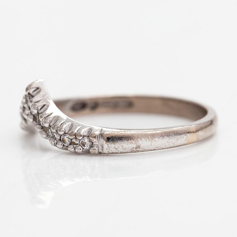 An 18K whitegold ring with diamonds approx 0.045 ct in total.
