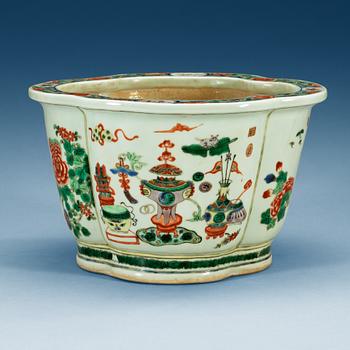 1457. A famille verte flower pot, Qing dynasty (1644-1912).
