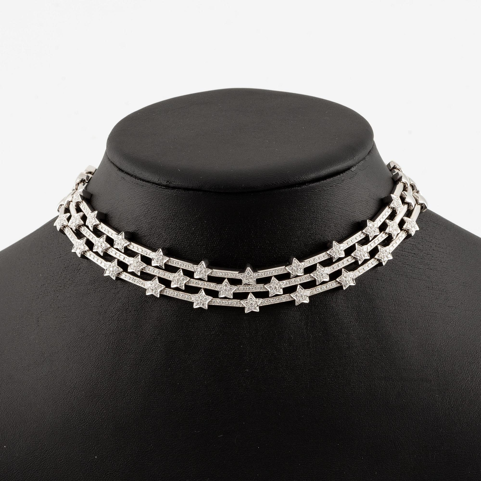 An 18K white gold necklace with round brilliant-cut diamonds.