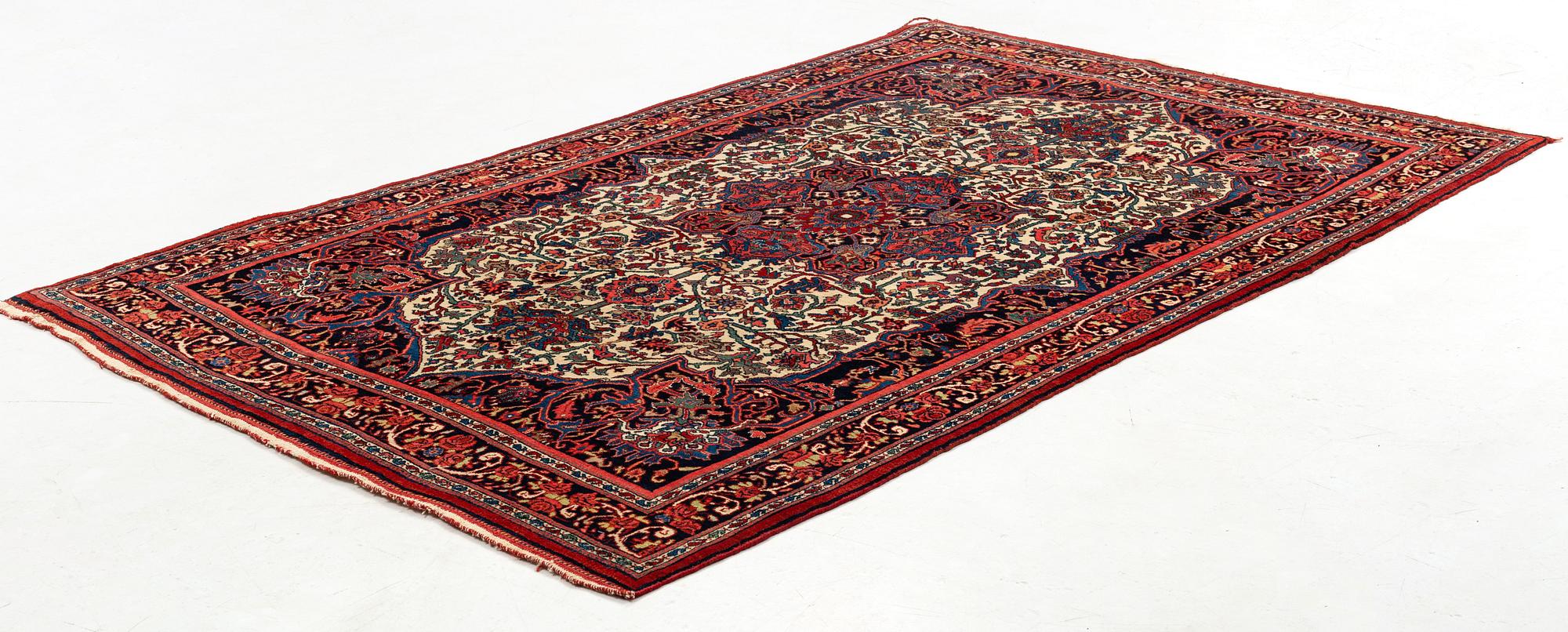 A semi-antique Bidjar carpet, ca 270 x 163 cm.