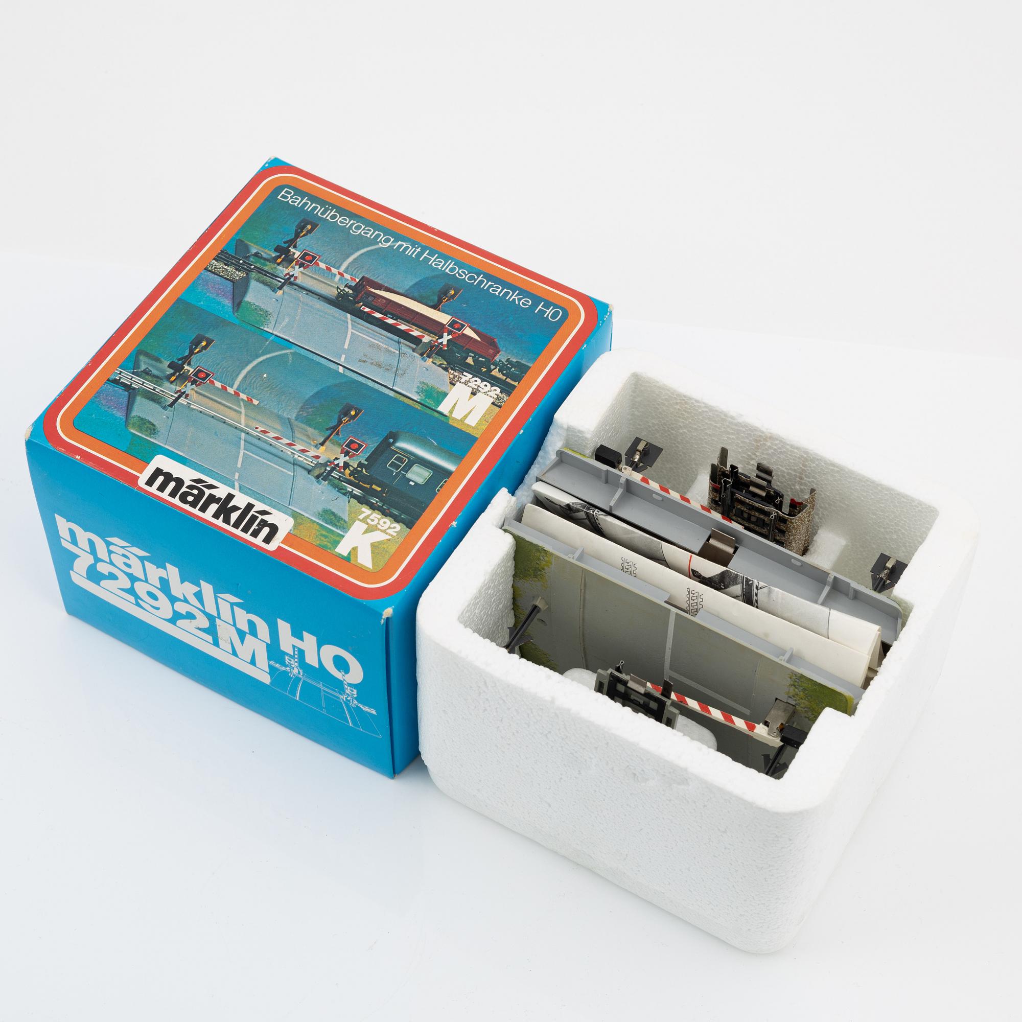 Märklin, övergångar 8 st mm rälstillbehör, spår H0, mestadels i kartonger.