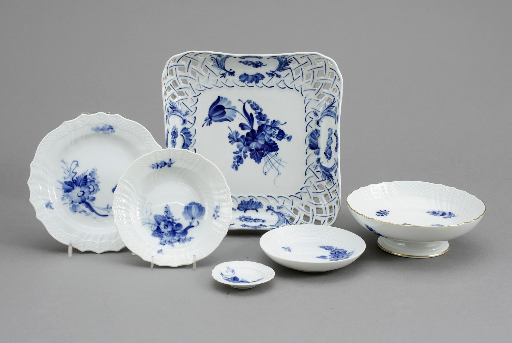 SERVISPORSLIN, 51 delar, porslin, " Blå Blomst", Royal Copenhagen.