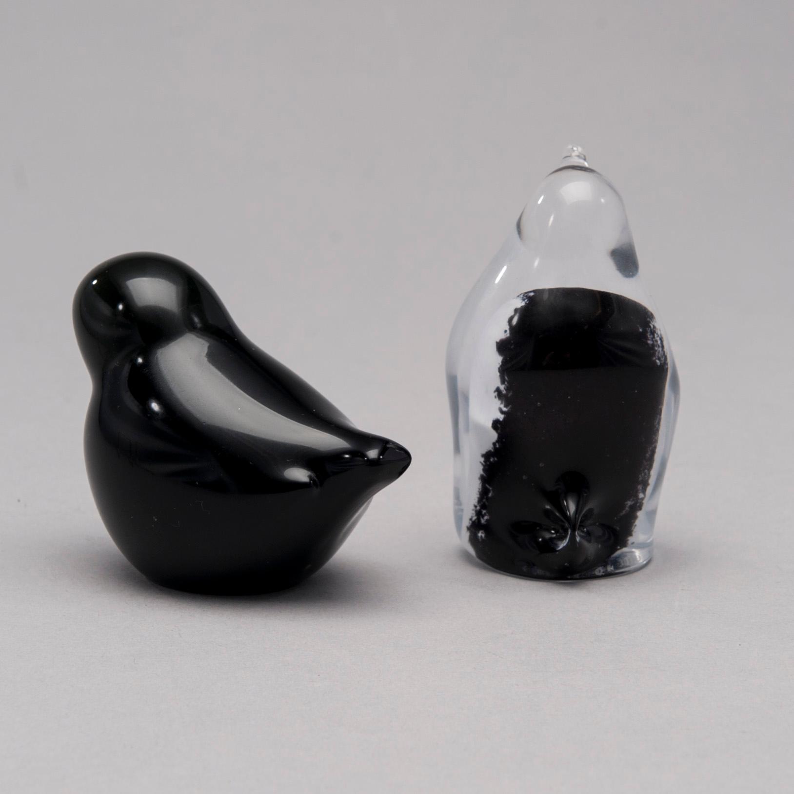 FIGURIINIT, 2 kpl, lasia, toinen JAAKKO NIEMI, sign. JN Nuutajärvi Notsjö -64, toinen epäselvästi sign. Iittala 2008.