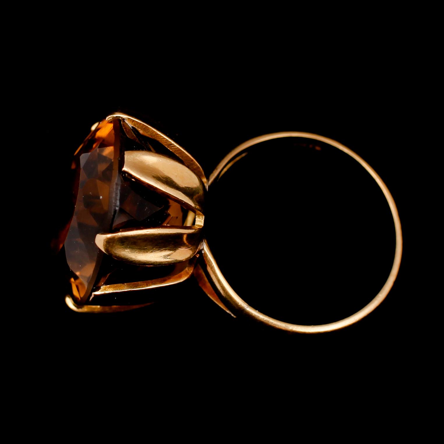 RING, 18 k guld, med röktopas. Tot vikt 11 g.