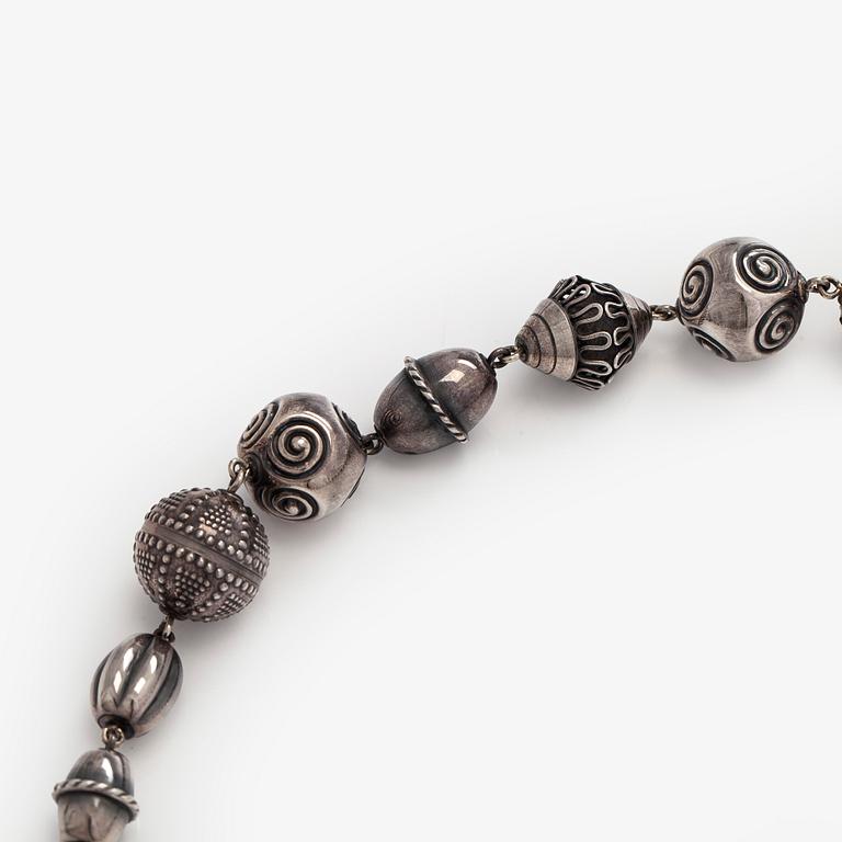 Kalevala Koru, "Halikon kääty", necklace and bracelet, silver, 1988.