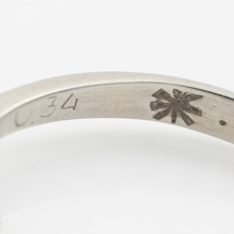 18K white gold ring with a brilliant-cut diamond.