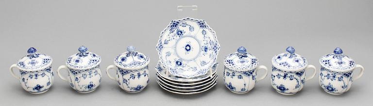 CREMEKOPPAR MED FAT, 6 st, porslin, Royal Copenhagen, "Musselmalet", 1900-tal.