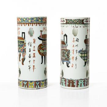 Vaser/Perukstockar, 2 st, porslin, Kina, 1900-tal.